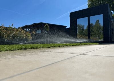 Automatische Gartenbewässerung nach Maß – mit smarter Technik und perfektem Rasen 6 Gartenbewässerung Berlin Brandenburg mit Regnern und gepflegter Rasenfläche