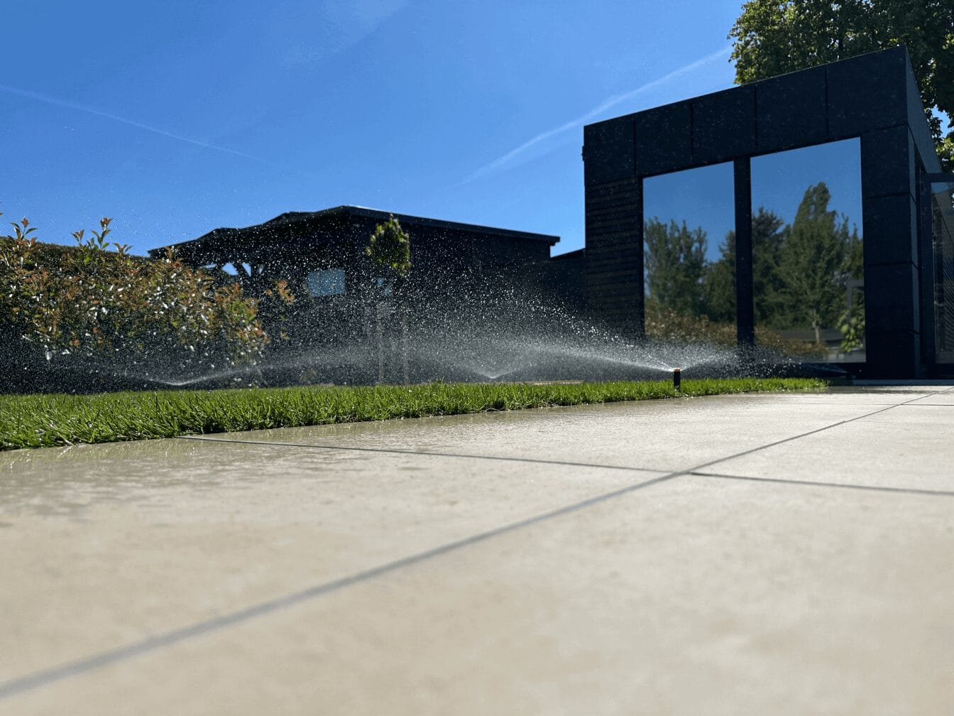 Gartenbewässerung Berlin Brandenburg mit Regnern und gepflegter Rasenfläche